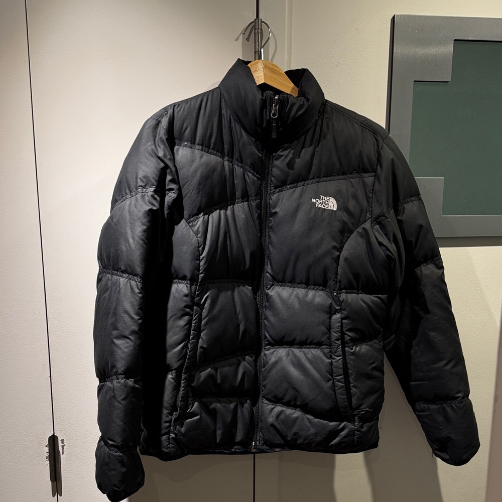 Vintage The North Face Men's Black 550 Down Puffer Jacket can be reversible.